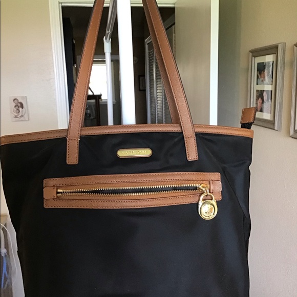 Michael Kors Kempton nylon shoulder bag - Picture 2 of 8